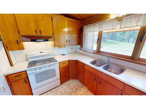 713 27Th Avenue S, Cranbrook, BC - Indoor Photo Showing Kitchen With Double Sink