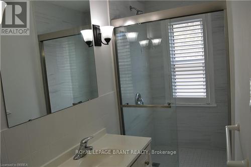 18 Robinson Street S, Grimsby, ON - Indoor Photo Showing Bathroom