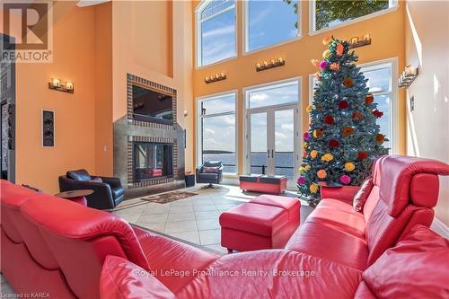 1618 St. Lawrence Avenue, Kingston (Kingston East (Incl Cfb Kingston)), ON - Indoor Photo Showing Living Room With Fireplace