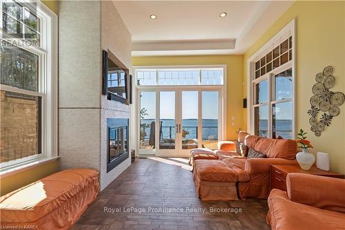 1618 St. Lawrence Avenue, Kingston (Kingston East (Incl Cfb Kingston)), ON - Indoor Photo Showing Living Room With Fireplace