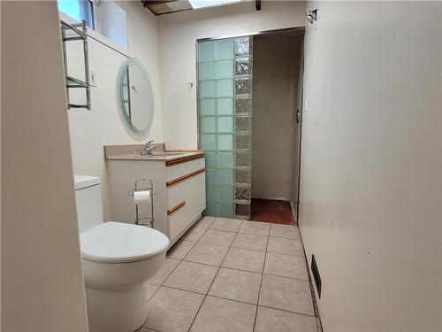 345 10Th Street Nw, Portage La Prairie, MB - Indoor Photo Showing Bathroom