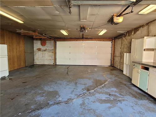 345 10Th Street Nw, Portage La Prairie, MB - Indoor Photo Showing Garage