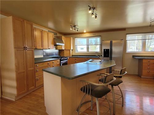 345 10Th Street Nw, Portage La Prairie, MB - Indoor Photo Showing Kitchen
