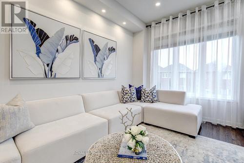 9 Big Hill Crescent, Vaughan, ON - Indoor Photo Showing Living Room