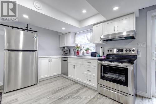 9 Big Hill Crescent, Vaughan, ON - Indoor Photo Showing Kitchen With Upgraded Kitchen