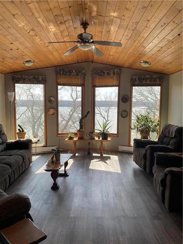 4268 Northern Avenue, Rock Lake, MB - Indoor Photo Showing Living Room