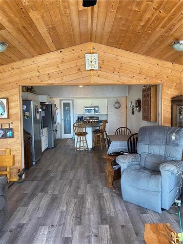 4268 Northern Avenue, Rock Lake, MB - Indoor Photo Showing Living Room