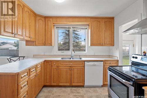 114 2Nd Street S, Martensville, SK - Indoor Photo Showing Kitchen With Double Sink