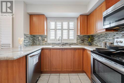 36 Andrika Court, Mississauga, ON - Indoor Photo Showing Kitchen With Double Sink