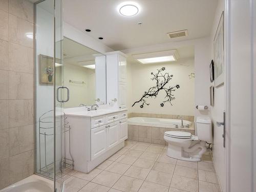 Salle de bains attenante Ã  la CCP - 112-1400 Crois. Merit, Mont-Royal, QC - Indoor Photo Showing Bathroom