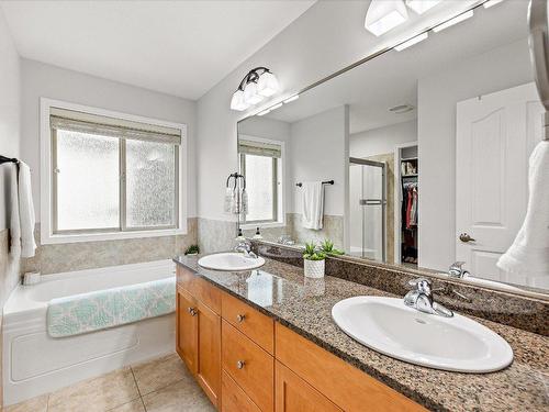 557 Harrogate Lane, Kelowna, BC - Indoor Photo Showing Bathroom