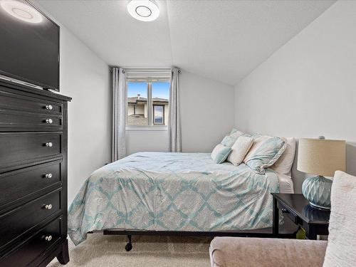 557 Harrogate Lane, Kelowna, BC - Indoor Photo Showing Bedroom