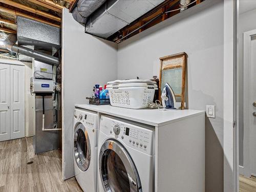 557 Harrogate Lane, Kelowna, BC - Indoor Photo Showing Laundry Room