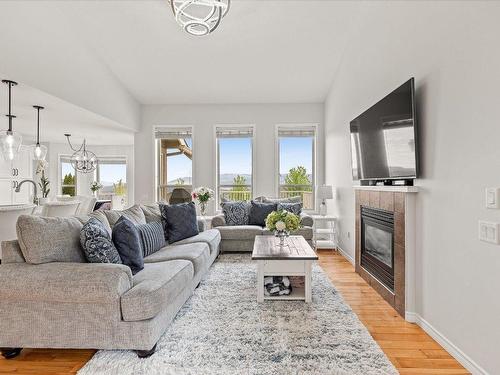 557 Harrogate Lane, Kelowna, BC - Indoor Photo Showing Living Room With Fireplace