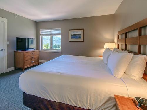 430-4205 Gellatly Road, West Kelowna, BC - Indoor Photo Showing Bedroom
