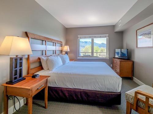 430-4205 Gellatly Road, West Kelowna, BC - Indoor Photo Showing Bedroom