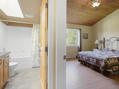 62 Larch Road, Vernon, BC - Indoor Photo Showing Bedroom