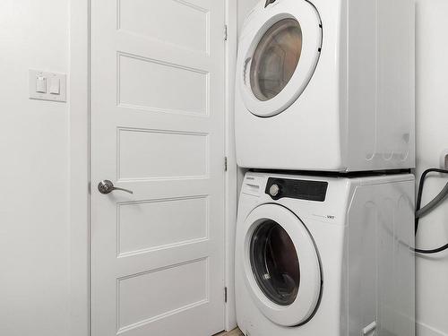 Bathroom - 801  - 803 Tsse Albert, Laval (Chomedey), QC - Indoor Photo Showing Laundry Room