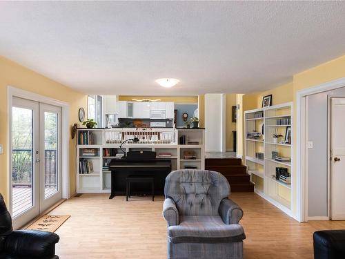 600 Cromar Rd, North Saanich, BC - Indoor Photo Showing Living Room