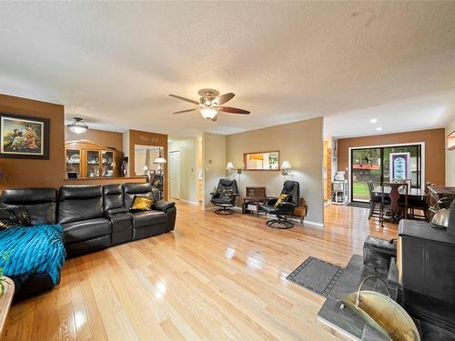 2365 Robertson Rd, Shawnigan Lake, BC - Indoor Photo Showing Living Room