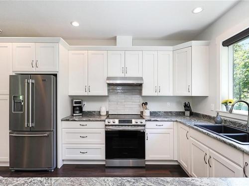 620 Elk Trail, Parksville, BC - Indoor Photo Showing Kitchen With Double Sink