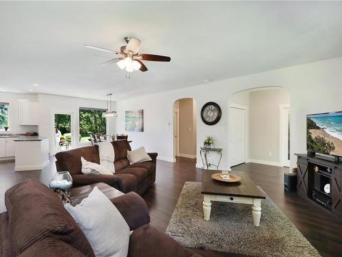 620 Elk Trail, Parksville, BC - Indoor Photo Showing Living Room