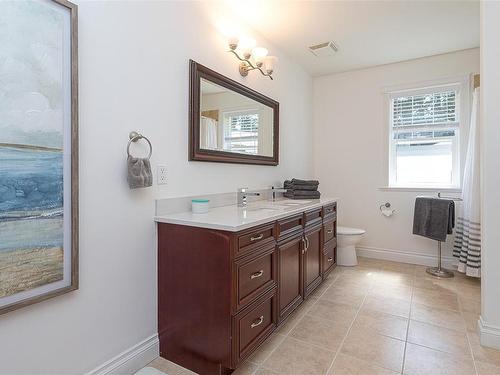 5075 Clutesi St, Saanich, BC - Indoor Photo Showing Bathroom