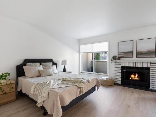 103-3048 Washington Ave, Victoria, BC - Indoor Photo Showing Bedroom