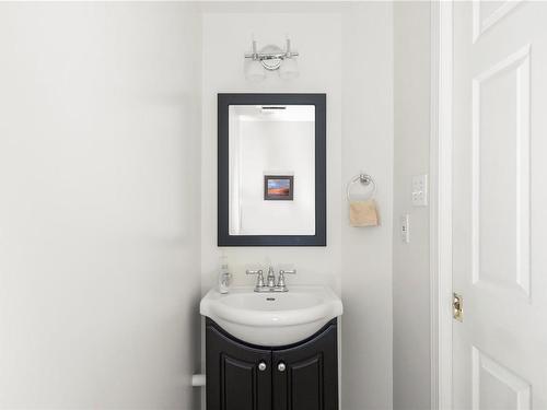 9-850 Parklands Dr, Esquimalt, BC - Indoor Photo Showing Bathroom