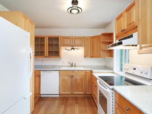 1804 Robb Ave, Comox, BC - Indoor Photo Showing Kitchen
