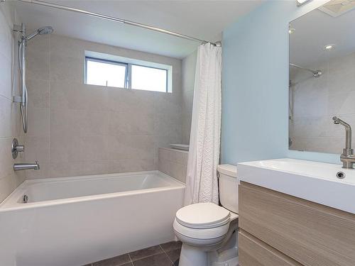 10-821 Tyee Rd, Victoria, BC - Indoor Photo Showing Bathroom