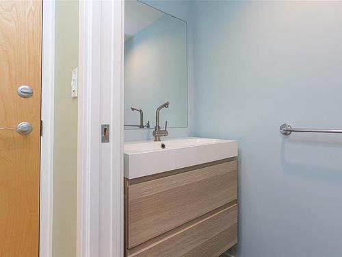 10-821 Tyee Rd, Victoria, BC - Indoor Photo Showing Bathroom
