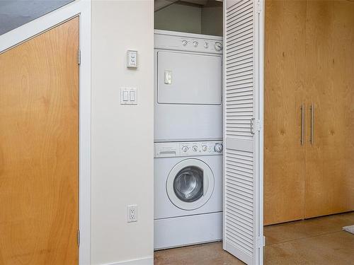 10-821 Tyee Rd, Victoria, BC - Indoor Photo Showing Laundry Room