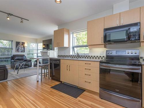 10-821 Tyee Rd, Victoria, BC - Indoor Photo Showing Kitchen