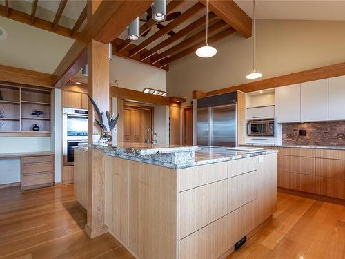 415 Carnegie St, Campbell River, BC - Indoor Photo Showing Kitchen