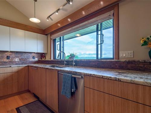415 Carnegie St, Campbell River, BC - Indoor Photo Showing Kitchen With Double Sink
