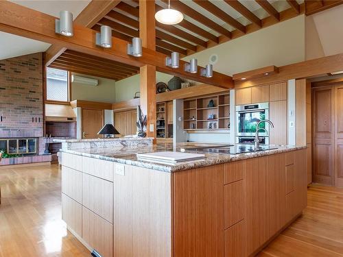 415 Carnegie St, Campbell River, BC - Indoor Photo Showing Kitchen