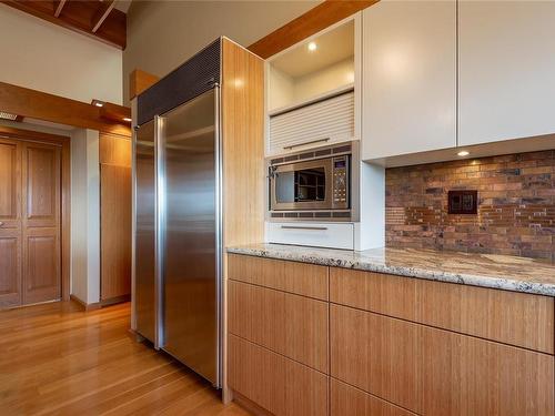 415 Carnegie St, Campbell River, BC - Indoor Photo Showing Kitchen