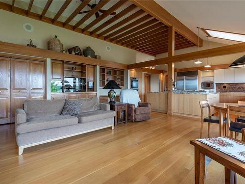 415 Carnegie St, Campbell River, BC - Indoor Photo Showing Living Room