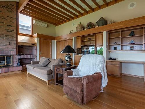 415 Carnegie St, Campbell River, BC - Indoor Photo Showing Living Room With Fireplace