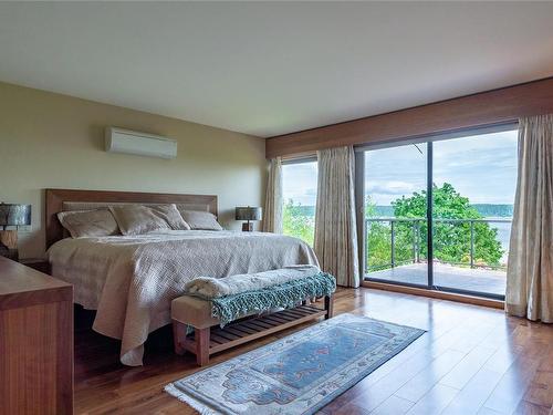 415 Carnegie St, Campbell River, BC - Indoor Photo Showing Bedroom