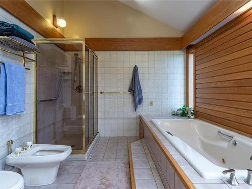 415 Carnegie St, Campbell River, BC - Indoor Photo Showing Bathroom