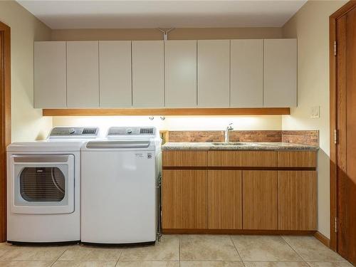 415 Carnegie St, Campbell River, BC - Indoor Photo Showing Laundry Room