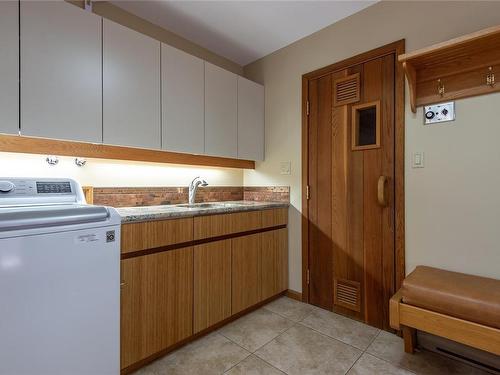 415 Carnegie St, Campbell River, BC - Indoor Photo Showing Laundry Room