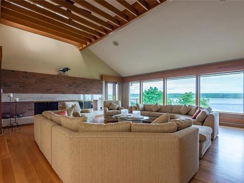 415 Carnegie St, Campbell River, BC - Indoor Photo Showing Living Room