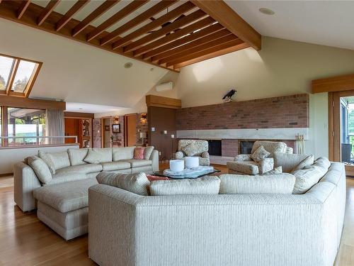 415 Carnegie St, Campbell River, BC - Indoor Photo Showing Living Room