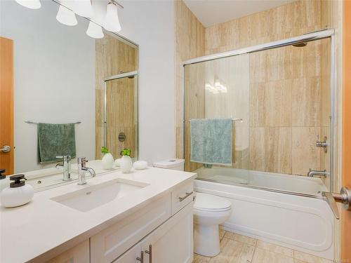 19-4009 Cedar Hill Rd, Saanich, BC - Indoor Photo Showing Bathroom