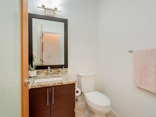 19-4009 Cedar Hill Rd, Saanich, BC - Indoor Photo Showing Bathroom