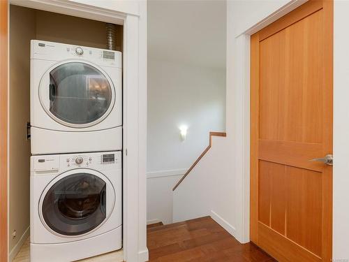 19-4009 Cedar Hill Rd, Saanich, BC - Indoor Photo Showing Laundry Room