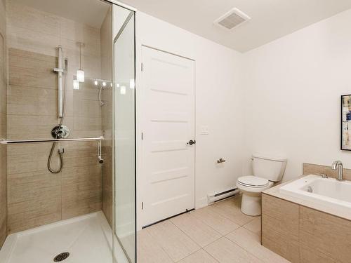 Salle de bains attenante Ã  la CCP - 3909 Rue Bernard-Hubert, Longueuil (Saint-Hubert), QC - Indoor Photo Showing Bathroom